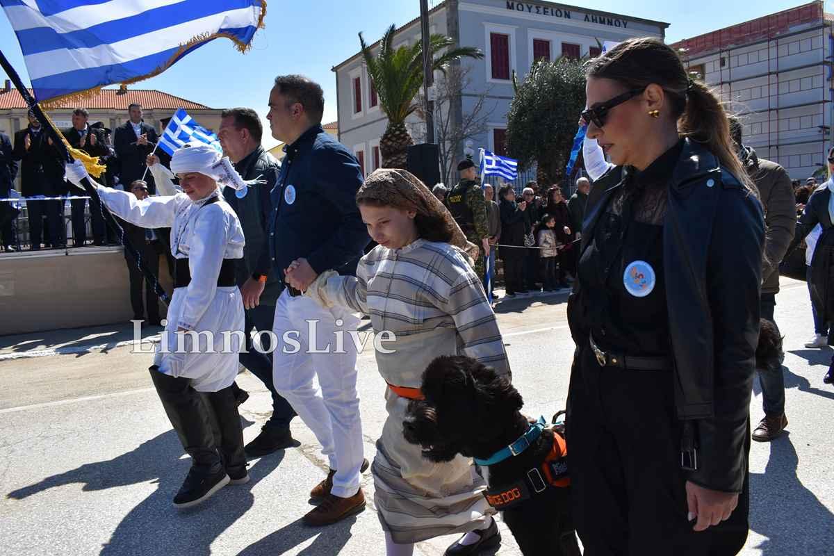 Από τις πιο δυνατές στιγμές της 25ης Μαρτίου η παρέλαση της μικρής Φωτεινής και του σκύλου βοηθού της 1 dsc 0839
