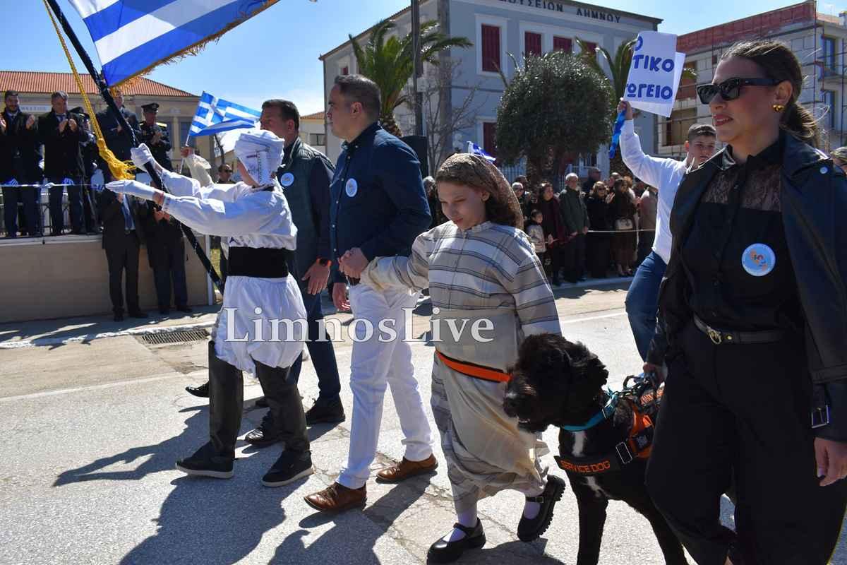 Από τις πιο δυνατές στιγμές της 25ης Μαρτίου η παρέλαση της μικρής Φωτεινής και του σκύλου βοηθού της 9 dsc 0837