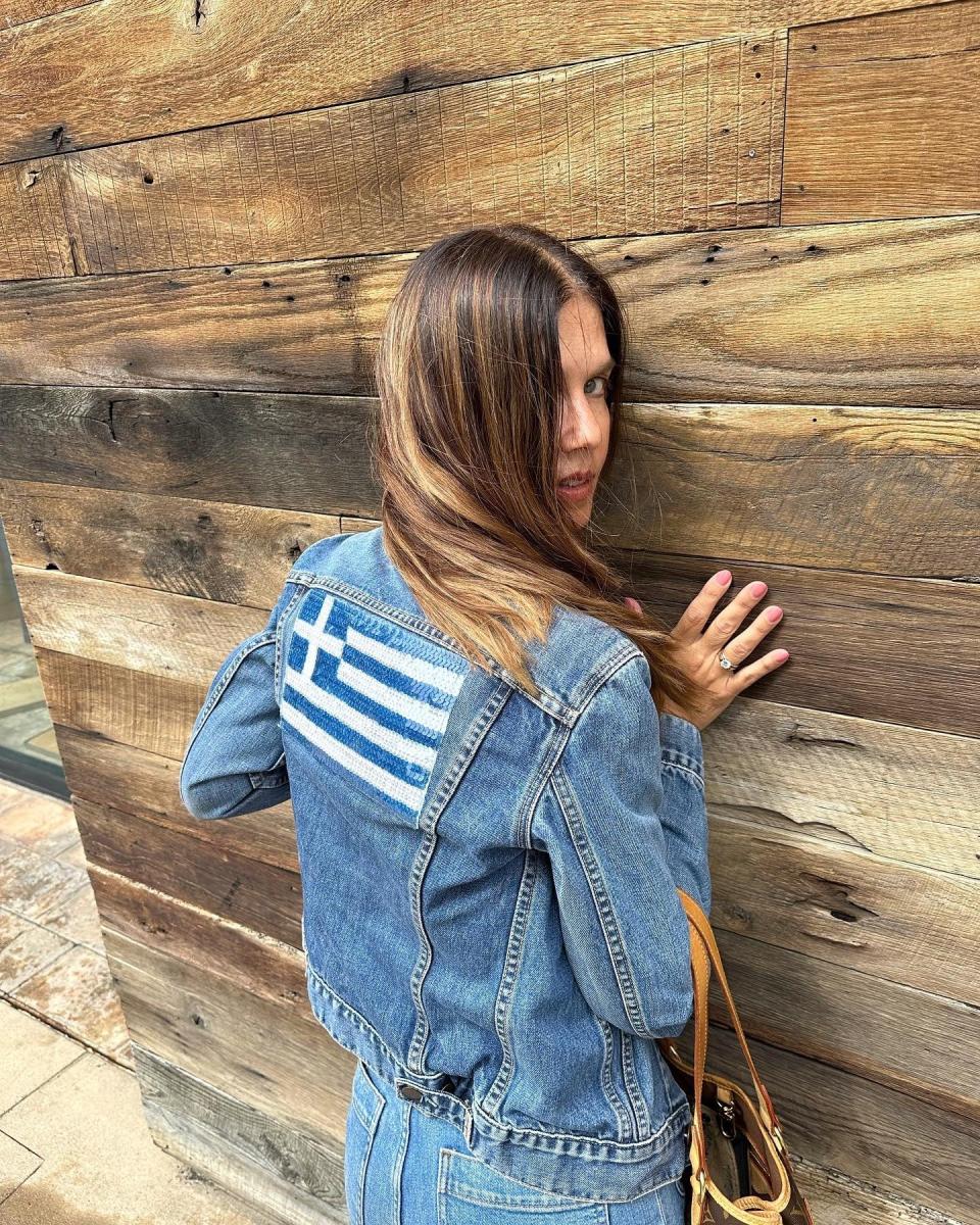 Τότε ήταν 31, σήμερα 50άρα, αγορομάνα και σύζυγος του σωσία του Κλούνεϊ: Αγνώριστη είναι πλέον η Κατερίνα Μουτσάτσου 2 90s 51 2 1 1440x1800 1