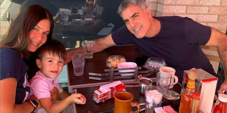 Τότε ήταν 31, σήμερα 50άρα, αγορομάνα και σύζυγος του σωσία του Κλούνεϊ: Αγνώριστη είναι πλέον η Κατερίνα Μουτσάτσου 5 90s 51 2 1 768x384 1