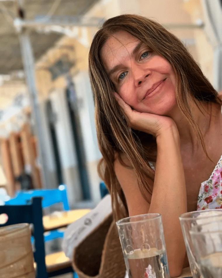 Τότε ήταν 31, σήμερα 50άρα, αγορομάνα και σύζυγος του σωσία του Κλούνεϊ: Αγνώριστη είναι πλέον η Κατερίνα Μουτσάτσου 6 90s 51 2