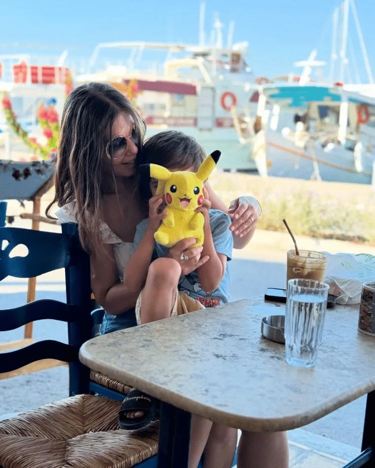 Τότε ήταν 31, σήμερα 50άρα, αγορομάνα και σύζυγος του σωσία του Κλούνεϊ: Αγνώριστη είναι πλέον η Κατερίνα Μουτσάτσου 7 90s 51 2 1