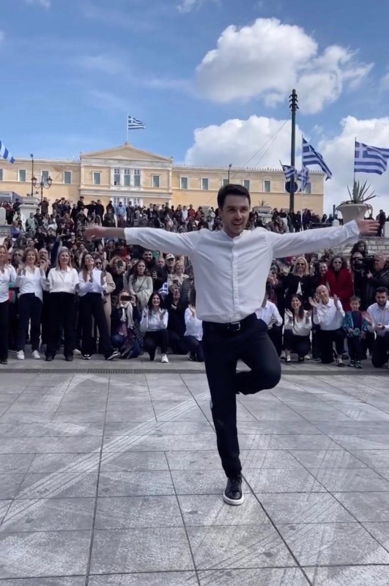 Σύνταγμα: Θραύση έκανε ο νεαρός που χόρεψε με την ψυχή του ζεϊμπέκικο μετά την παρέλαση 1 2026 03 26 14.06.39