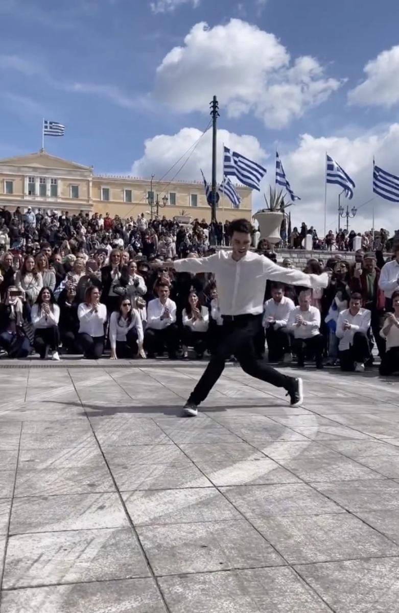 Σύνταγμα: Θραύση έκανε ο νεαρός που χόρεψε με την ψυχή του ζεϊμπέκικο μετά την παρέλαση 2 2026 03 26 14.04.09