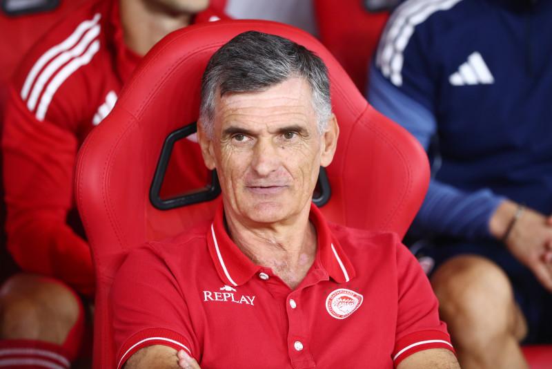 Ο Χοσέ Λουίς Μεντιλίμπαρ στον πάγκο του Ολυμπιακού