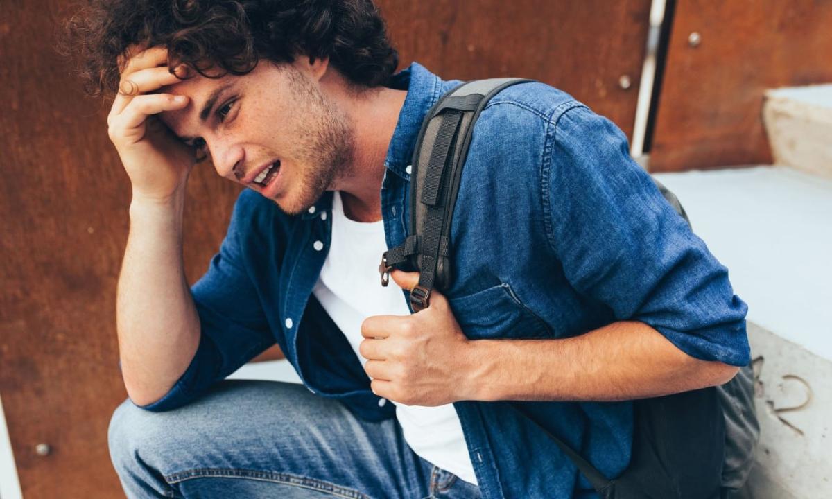 Λαχανιάζετε όταν ανεβαίνετε σκάλες; Πότε μπορεί να δείχνει ότι η καρδιά σας κινδυνεύει 2 74ef57da bigstock upset young man sitting at con 308145346