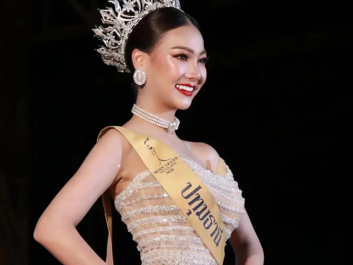 Σάλος στα καλλιστεία Μις Ταϊλάνδη 2026: Έπεσαν τα ψεύτικα δόντια υποψήφιας ενώ βρισκόταν στη σκηνή 3 kamolwan chanago 1 e1774606026438