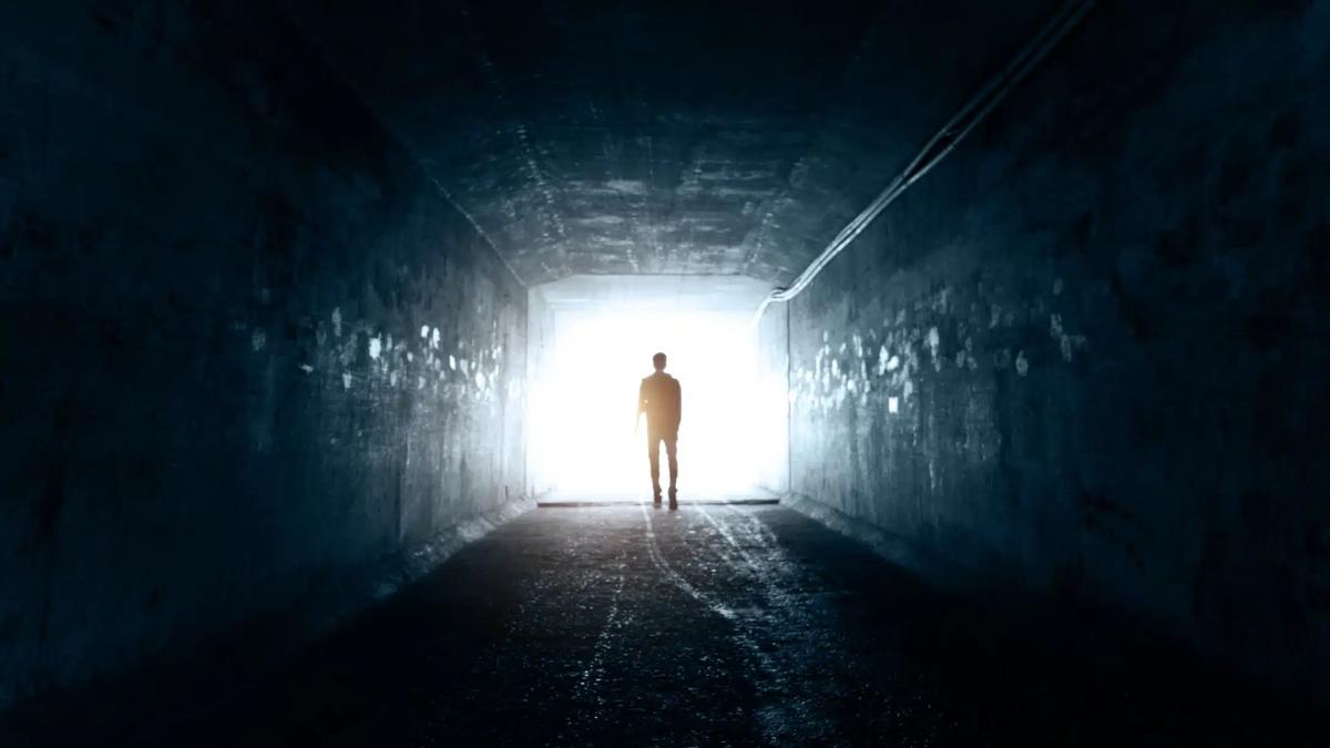 Τι συμβολίζει όταν ένας νεκρός σου μιλάει σε ένα όνειρο; 2 dream about death mean featured