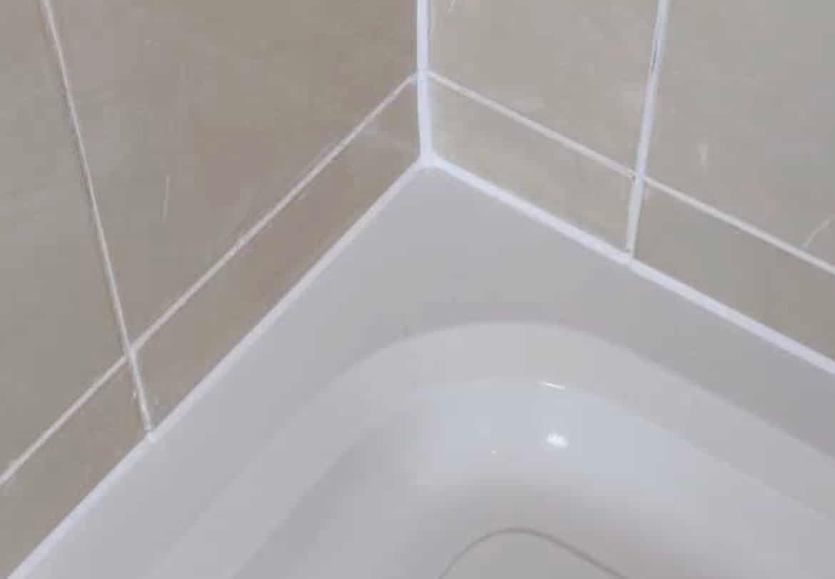 Ο πιο γρήγορος τρόπος για να απαλλαγείτε από τη μούχλα στην σιλικόνη του ντους 2 stigmiotypo othonis 2025 10 24 04.00.58