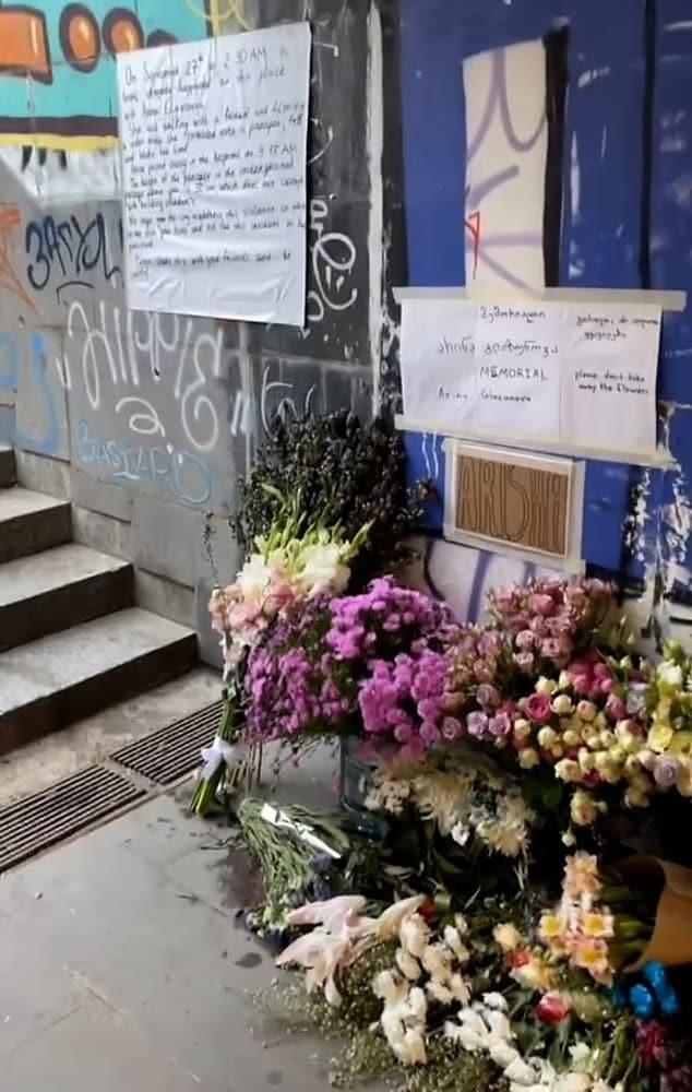 Περπατούσε στον δρόμο, σκόνταψε και πέθανε: Θρήνος για 24χρονη – Το σοκαpιστικό βίντεο με τη στιγμή που πέφτει νεκpή 2 90364877 13915833 tributes have been left for the young woman who fell to her deat a 4 1727882461253