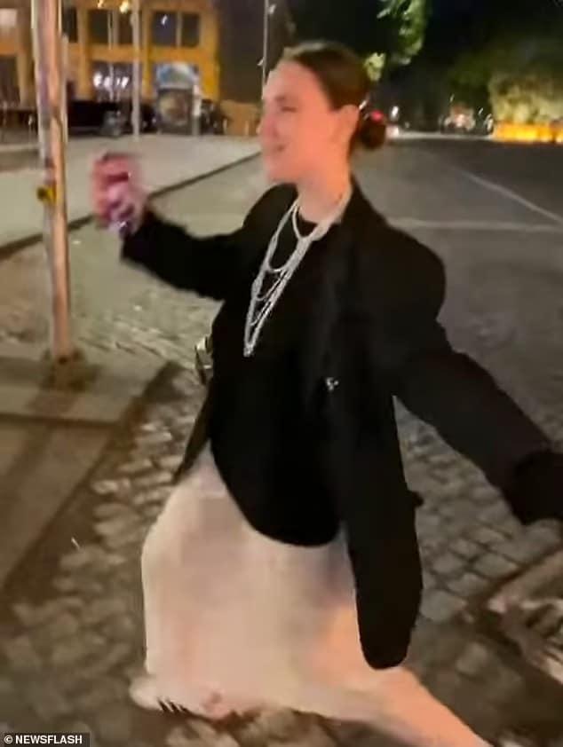 Περπατούσε στον δρόμο, σκόνταψε και πέθανε: Θρήνος για 24χρονη – Το σοκαpιστικό βίντεο με τη στιγμή που πέφτει νεκpή 5 90376551 13915833 image a 2 1727885145255