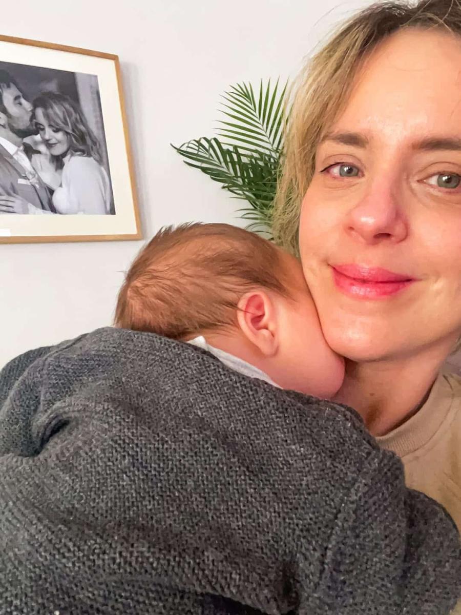 Η Αγοραστή Αρβανίτη ποζάρει αγκαλιά με τον ενός μηνός γιο της και περιγράφει τη νέα της καθημερινότητα 2 1 113