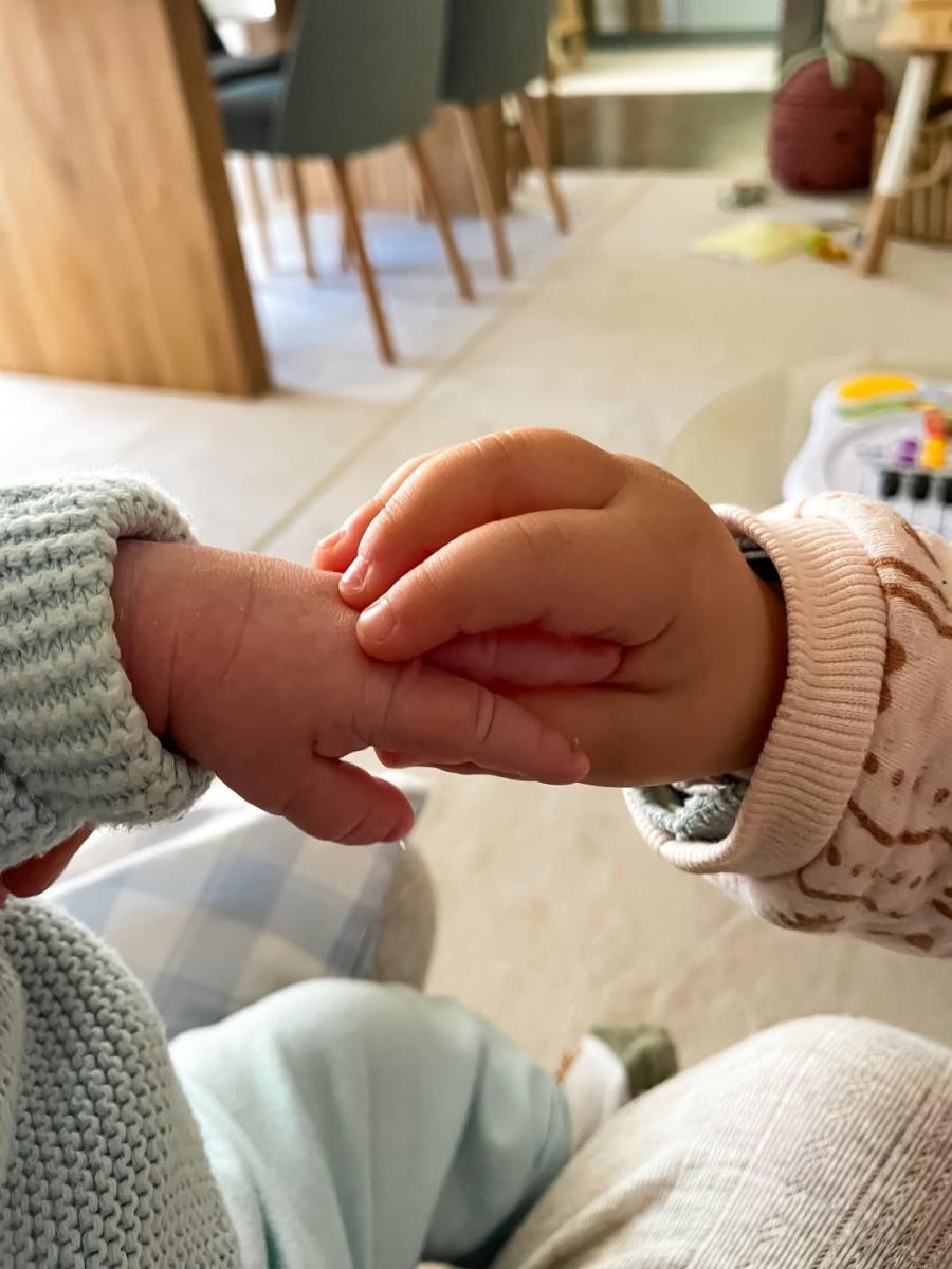 Η Αγοραστή Αρβανίτη ποζάρει αγκαλιά με τον ενός μηνός γιο της και περιγράφει τη νέα της καθημερινότητα 5 4 9