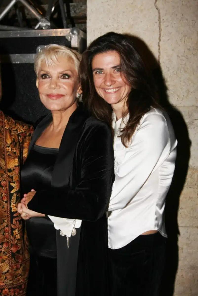 Μαρινέλλα: Την Τρίτη 31 Μαρτίου η κηδεία της σπουδαίας ερμηνεύτριας – Σε λαϊκό προσκύνημα η σορός της 11 marinela dauthter