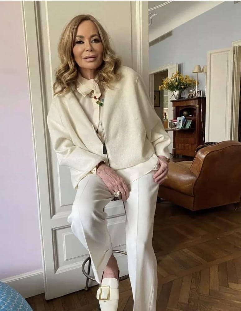 Αν και είναι 72 ετών, ντύνεται καλύτερα από κάθε νεαρή κοπέλα. Μοιράστηκε μερικούς κανόνες και μυστικά του στυλ της 5 snimok ekrana 2024 03 04 v 14.48 1