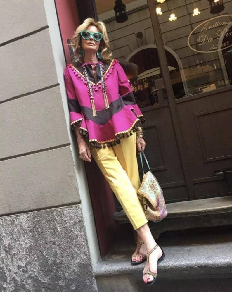 Αν και είναι 72 ετών, ντύνεται καλύτερα από κάθε νεαρή κοπέλα. Μοιράστηκε μερικούς κανόνες και μυστικά του στυλ της 9 snimok ekrana 2024 03 04 v 14.46 1