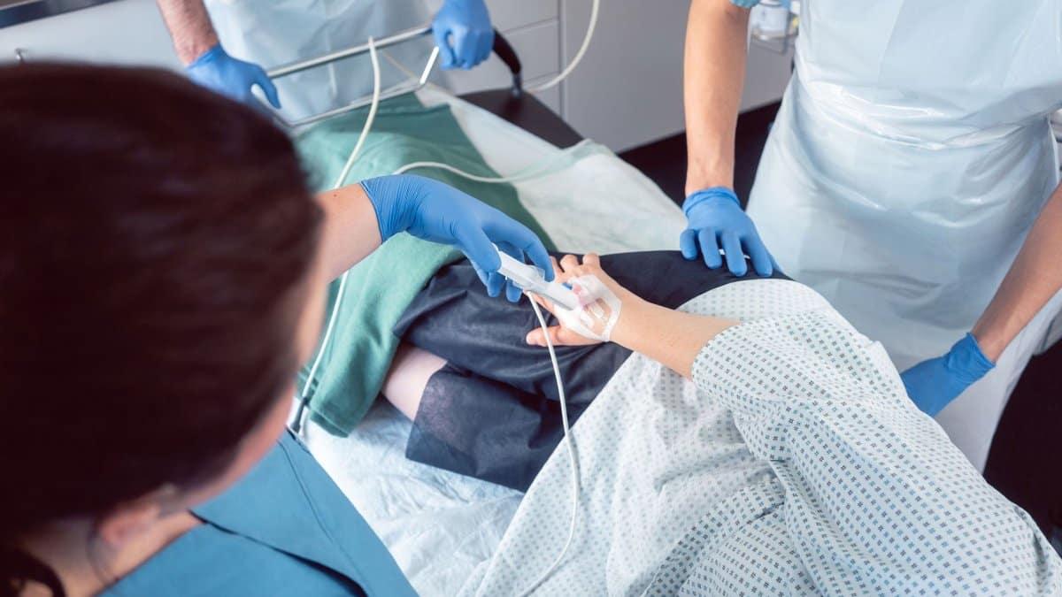 Κολονοσκόπηση: 4 πράγματα που είναι καλό γνωρίζουμε πριν την εξέταση 2 f32e6374 bigstock team of doctors and nurses per 373844434