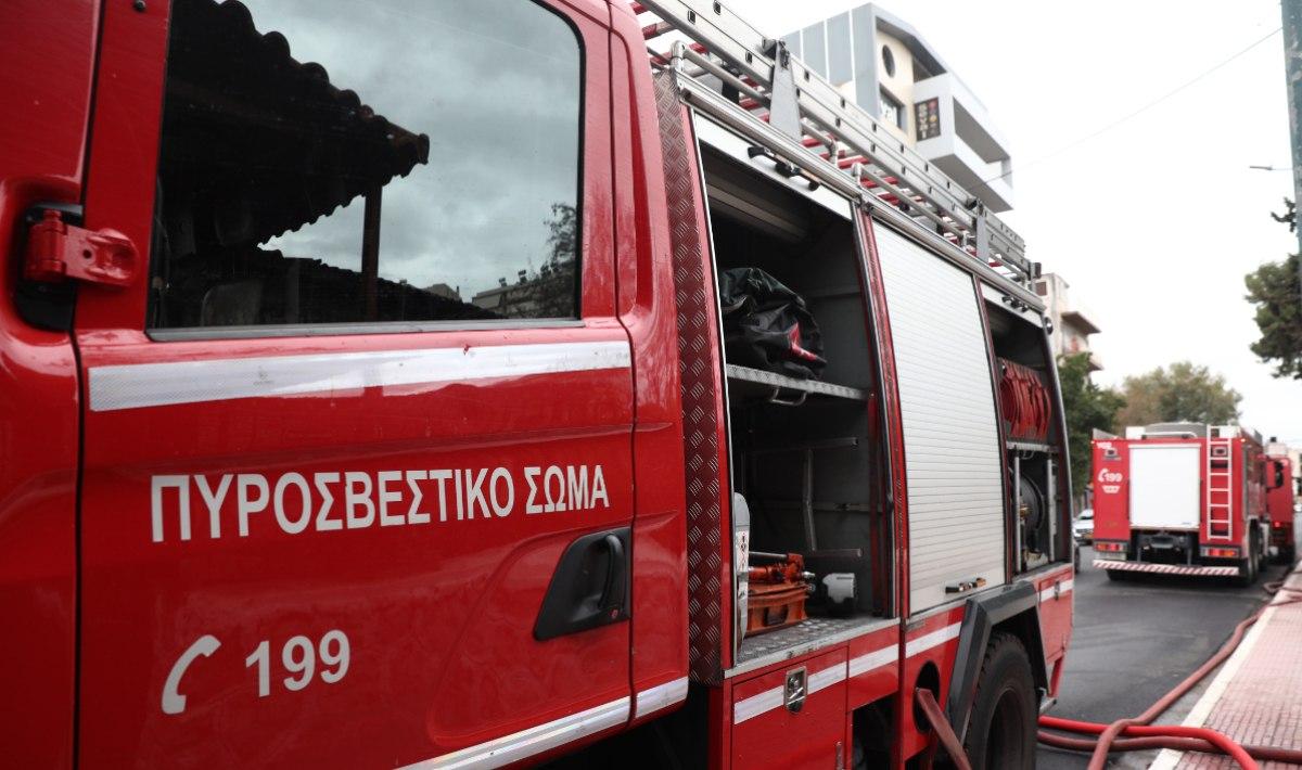 Στο σημείο έσπευσαν άμεσα δυνάμεις της Πυροσβεστικής Υπηρεσίας, καθώς και κλιμάκιο της ΕΜΑΚ