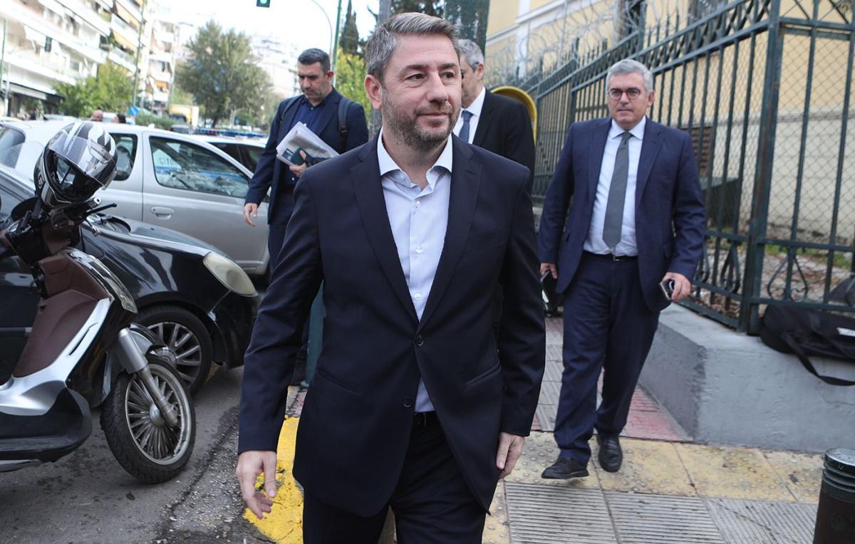 Ενώ το Μαξίμου προβάλλει λόγους εθνικής ασφαλείας και κρυφών συνεννοήσεων, ο πρόεδρος του ΠΑΣΟΚ καταγγέλλει προσπάθεια πολιτικής εξόντωσης και συγκάλυψης ενός παρακρατικού μηχανισμού.