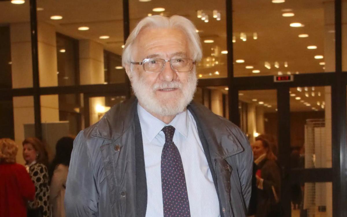 Γιάννης Σμαραγδής: «Άνοιγαν σαμπάνιες μετά τον θάνατο της συζύγου μου – Οι άνθρωποι δεν αγαπούν τα έργα μου» 1 img 9429 1 scaled.jpg