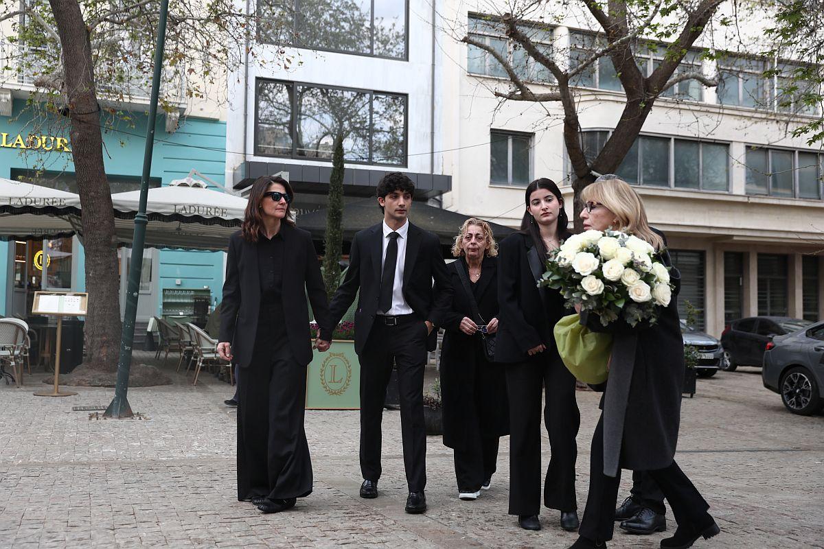 «Ήσουν για εκείνον…» Το στεφάνι που ξεχώρισε στην κηδεία της Μαρινέλλας – Όλοι σχολίαζαν το ίδιο 1 oikogeneiamarinella