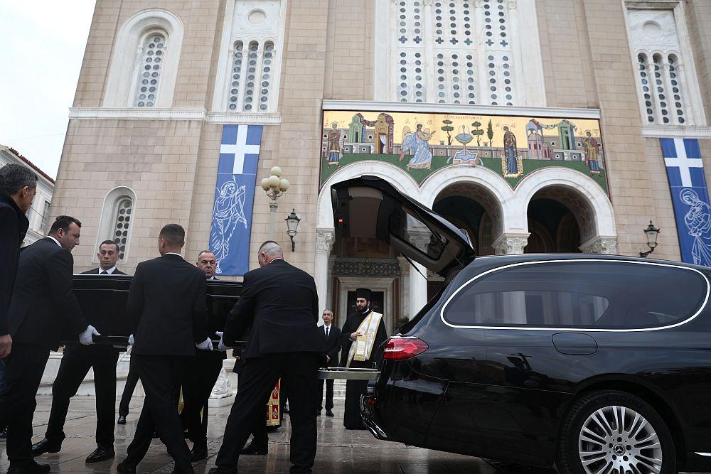 «Ήσουν για εκείνον…» Το στεφάνι που ξεχώρισε στην κηδεία της Μαρινέλλας – Όλοι σχολίαζαν το ίδιο 5 kideia 4