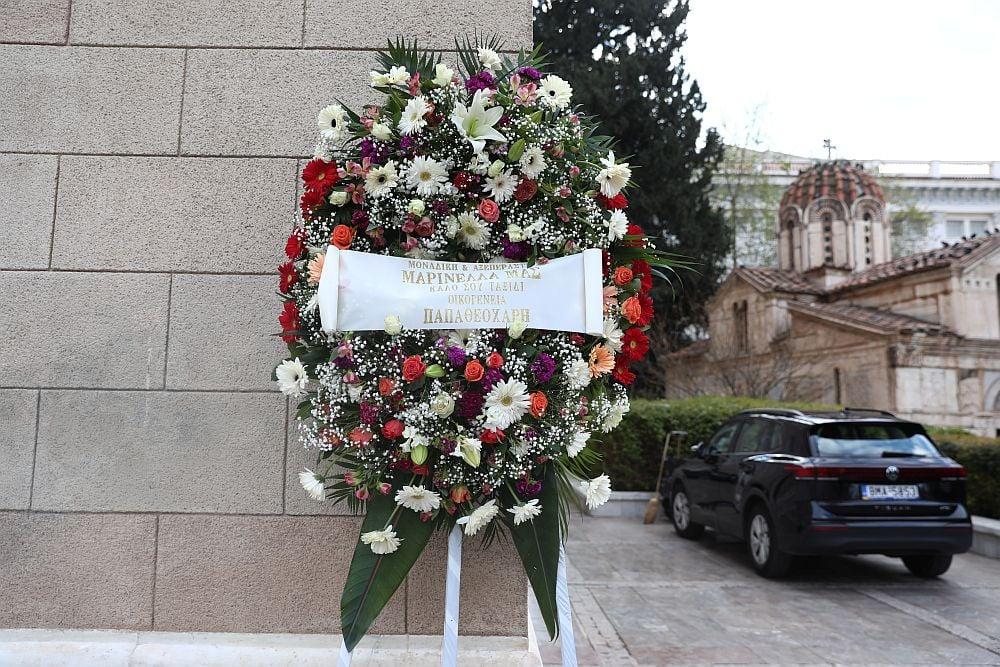 «Ήσουν για εκείνον…» Το στεφάνι που ξεχώρισε στην κηδεία της Μαρινέλλας – Όλοι σχολίαζαν το ίδιο 6 stefani