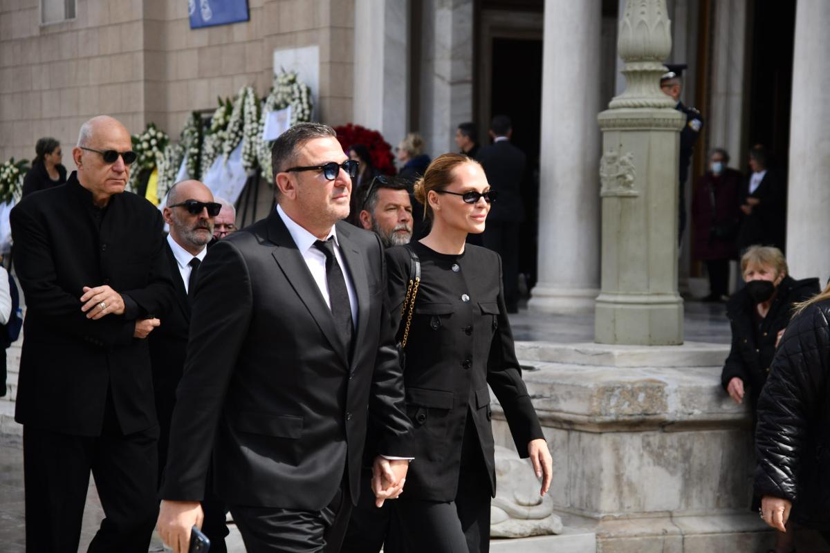 Κηδεία Μαρινέλλας: Αντώνης Ρέμος με Υβόννη Μπόσνιακ και Χρήστος Μάστορας με Γαρυφαλλιά Καληφώνη στο τελευταίο «αντίο» 2 j00 6015 scaled