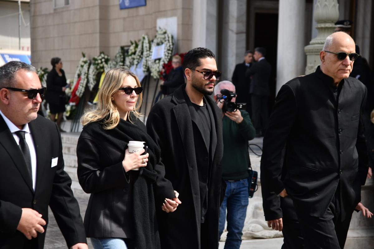 Κηδεία Μαρινέλλας: Αντώνης Ρέμος με Υβόννη Μπόσνιακ και Χρήστος Μάστορας με Γαρυφαλλιά Καληφώνη στο τελευταίο «αντίο» 3 j00 6017 scaled