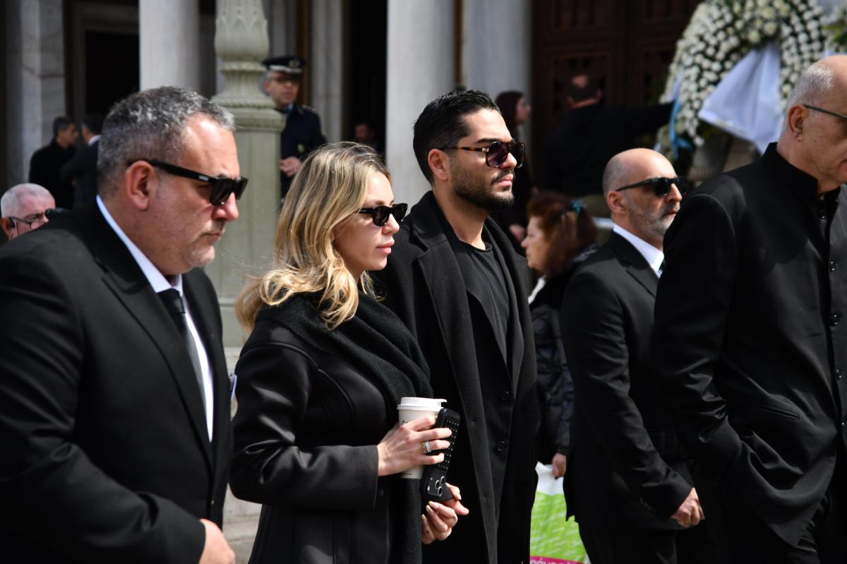 Κηδεία Μαρινέλλας: Αντώνης Ρέμος με Υβόννη Μπόσνιακ και Χρήστος Μάστορας με Γαρυφαλλιά Καληφώνη στο τελευταίο «αντίο» 4 j00 6020 scaled