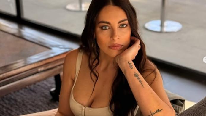 Η Τζούλια έγινε viral με το μίνι φόρεμα στο Παναθηναϊκός-Ολυμπιακός (ΦΩΤΟ)