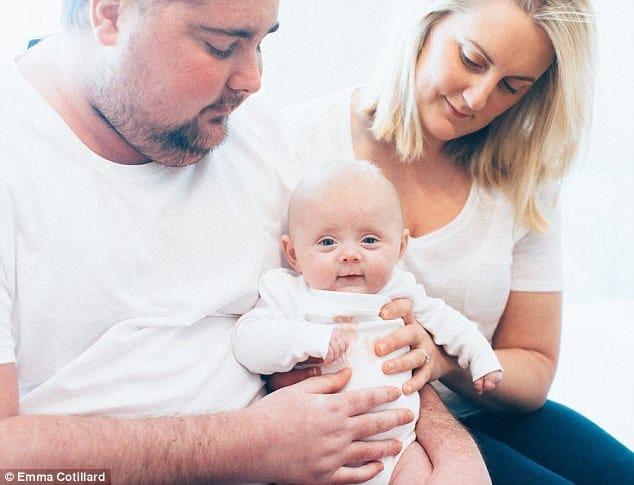 3eae6dd200000578 0 proud dad justin with emma and his baby daughter for the first m m 11 1490630248003