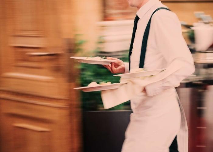 Τι σημαίνει όταν ένα άτομο βοηθά τους σερβιτόρους να μαζέψουν τα πιάτα από το τραπέζι, σύμφωνα με την ψυχολογία; 3 my 20post 20 77