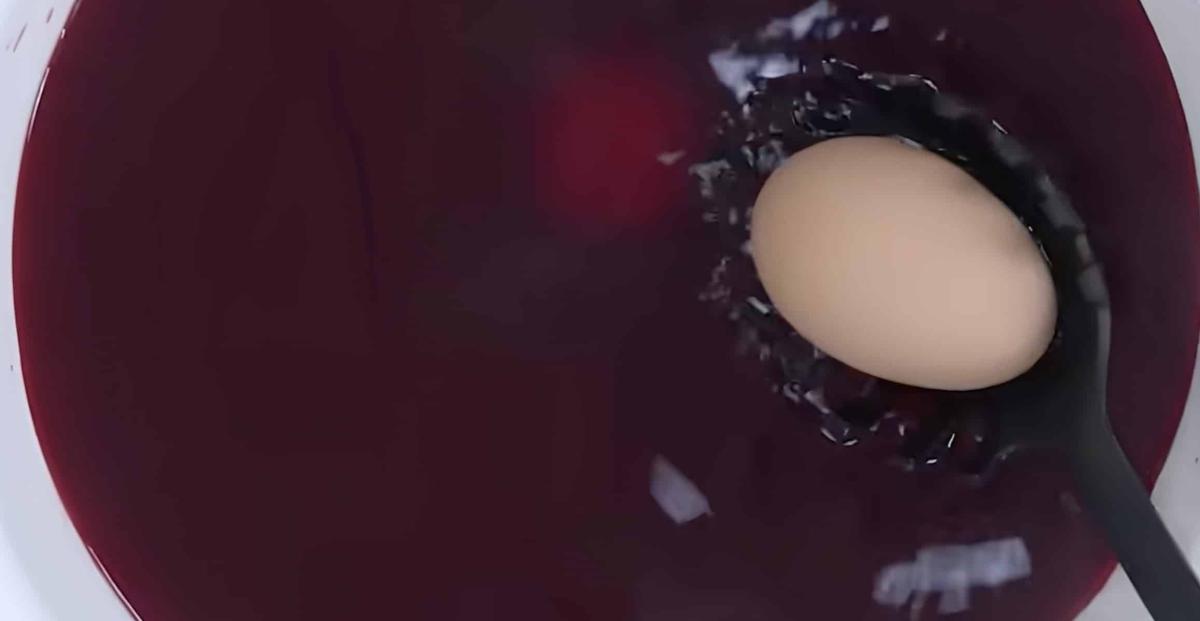 Πετρετζίκης: Έτσι θα βάψεις τέλεια κόκκινα αυγά, χωρίς «νερά», που δεν ξεβάφουν και χωρίς να σπάσει ούτε 1 – Πόσων ημερών πρέπει να ‘ναι 2 2026 04 04 15.54.02
