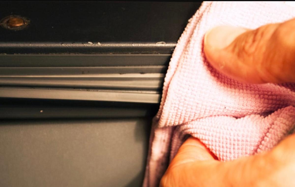 Πώς να καθαρίσετε γρήγορα και αποτελεσματικά τις μουχλιασμένες φλάντζες του ψυγείου σε μόλις 5 λεπτά 2 stigmiotypo othonis 2025 05 21 22.13.04