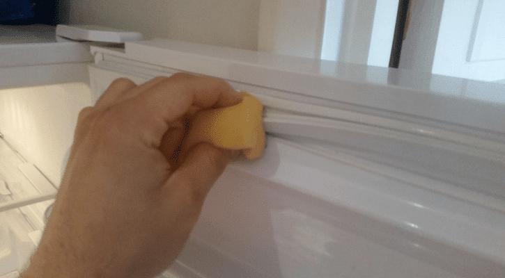 Πώς να καθαρίσετε γρήγορα και αποτελεσματικά τις μουχλιασμένες φλάντζες του ψυγείου σε μόλις 5 λεπτά 3 qw8ni