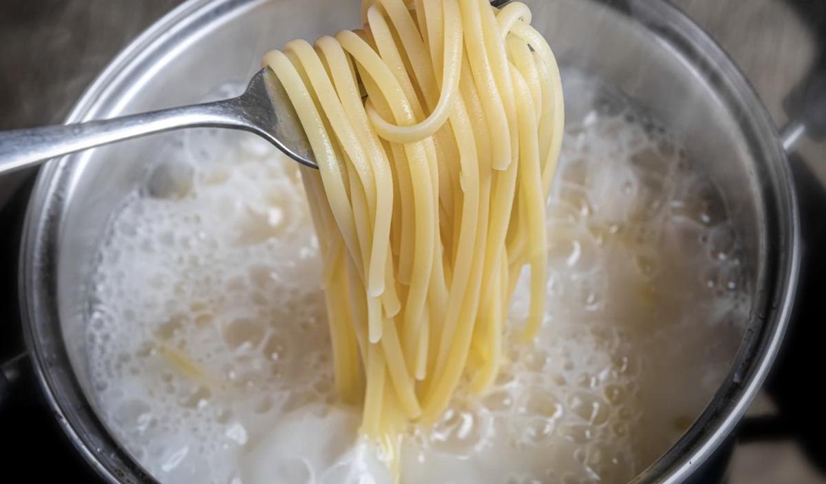 Μην πετάτε το νερό που βράσατε τα μακαρόνια – Θα εκπλαγείτε σε τι χρησιμεύει 1 stigmiotypo othonis 2025 11 14 03.56.22