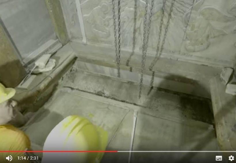 Ανατριχίλα! Η στιγμή που ανοίγουν τον τάφο του Χριστού