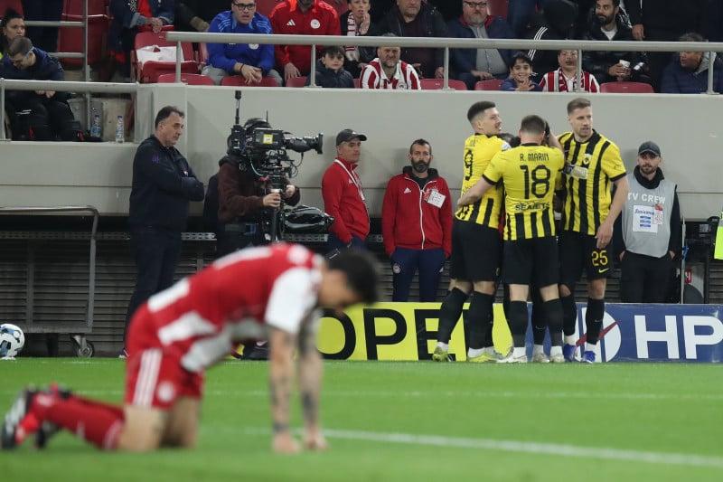 Βαρύ το κλίμα με Μεντιλίμπαρ! "Μάντρωσε" τους παίκτες μετά την ήττα από ΑΕΚ