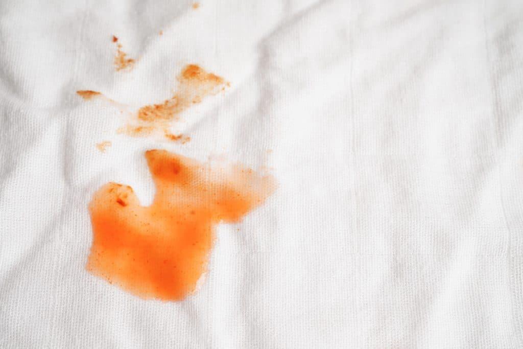 Το απλό σπιτικό μείγμα που εξαφανίζει κάθε λεκέ – Από καφέ και λάδι μέχρι μελάνι και κρασί 2 lekes 1024x683 1