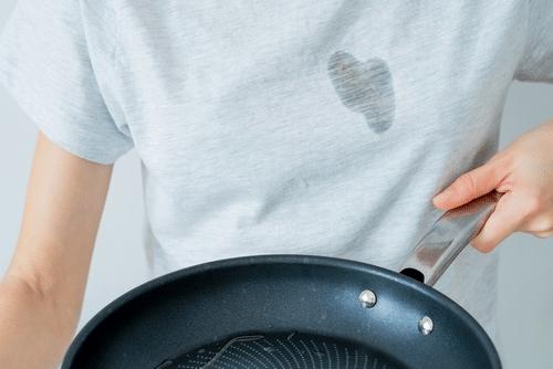 Το απλό σπιτικό μείγμα που εξαφανίζει κάθε λεκέ – Από καφέ και λάδι μέχρι μελάνι και κρασί 3 lekes apo ladi