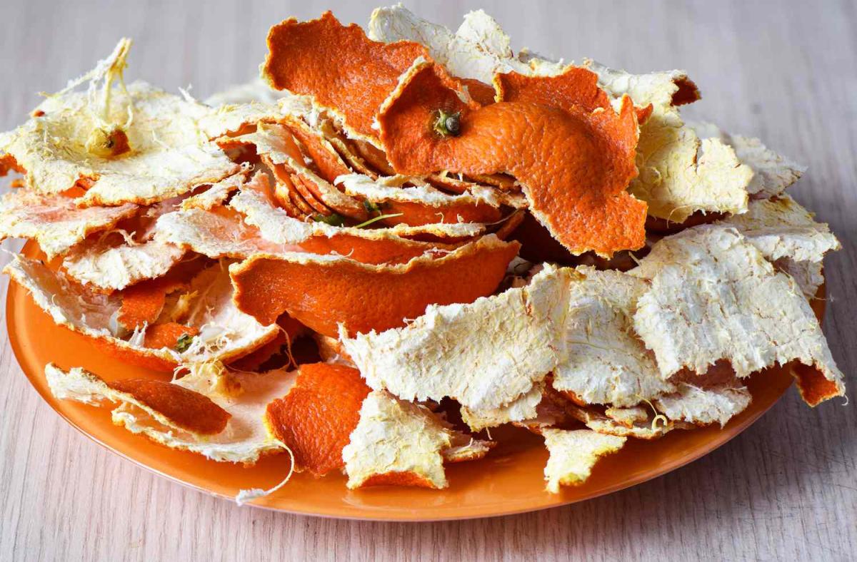 dried tangerine peel on an orange plate 1089388018 ba127b6acb5f47d48d3577498e8ce655