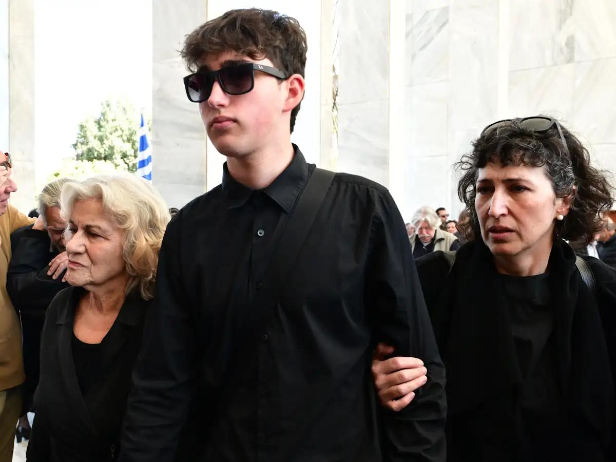 Θεανώ Φωτίου: Συντετριμμένη στην κηδεία του γιου της – Με δάκρυα στα μάτια ο 17χρονος γιος του Βασίλη Ρίζου 1 fotiou kideia1