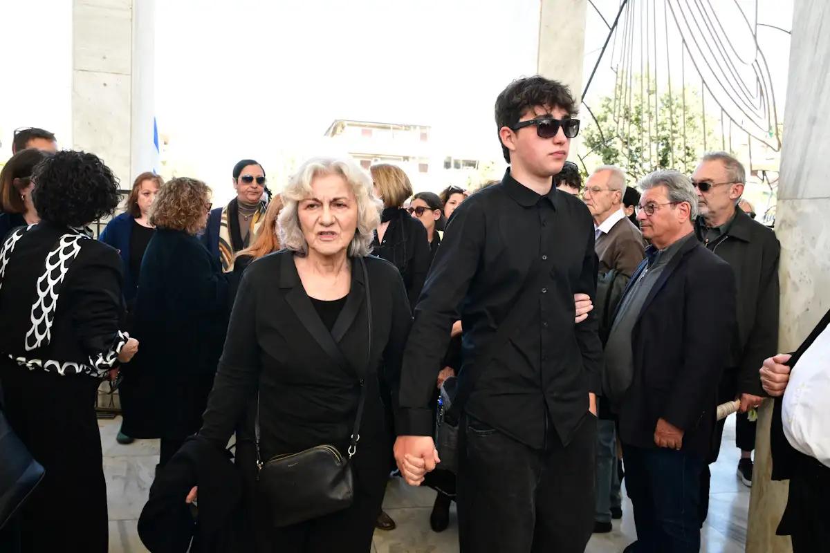 Θεανώ Φωτίου: Συντετριμμένη στην κηδεία του γιου της – Με δάκρυα στα μάτια ο 17χρονος γιος του Βασίλη Ρίζου 5 theano fotiou 4