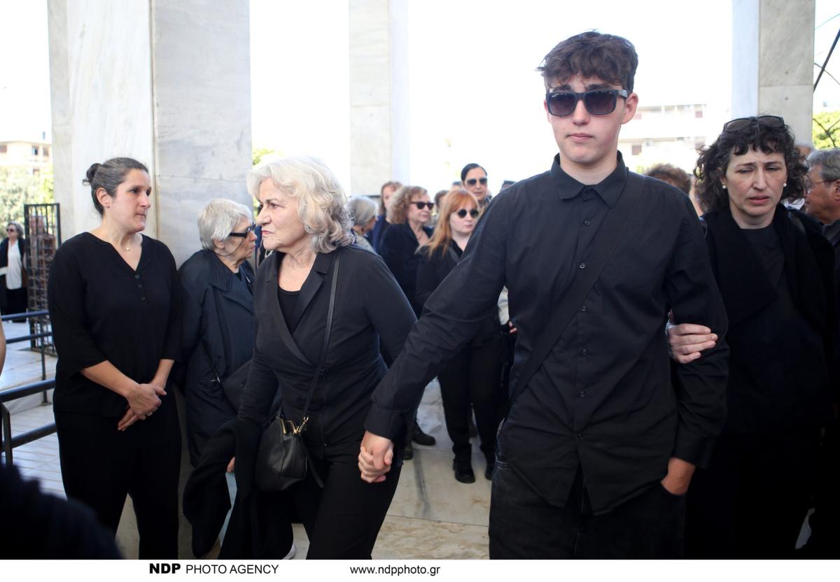 Θεανώ Φωτίου: Συντετριμμένη στην κηδεία του γιου της – Με δάκρυα στα μάτια ο 17χρονος γιος του Βασίλη Ρίζου 9 img 9356 scaled