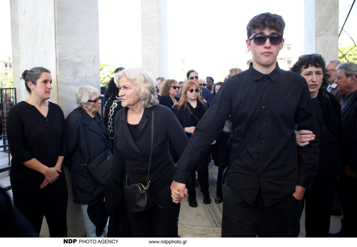 Θεανώ Φωτίου: Συντετριμμένη στην κηδεία του γιου της – Με δάκρυα στα μάτια ο 17χρονος γιος του Βασίλη Ρίζου 10 img 9357 scaled