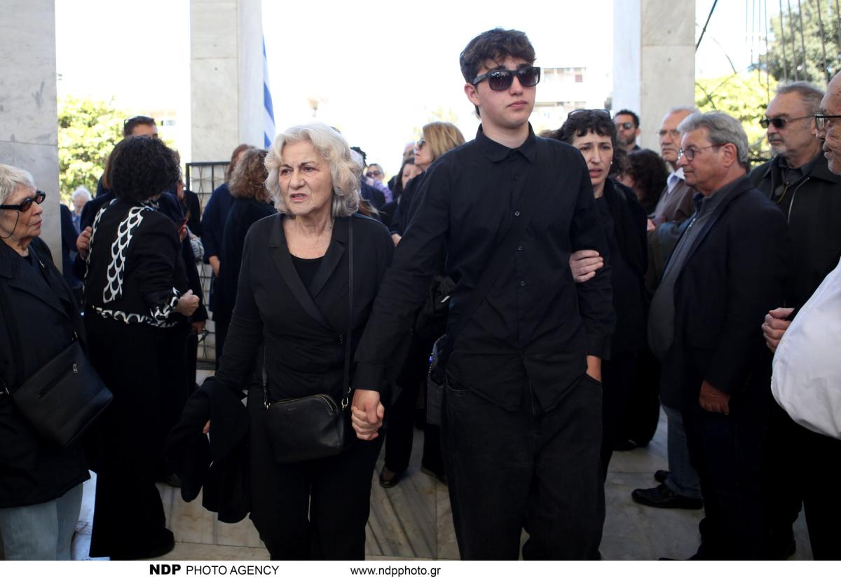 Θεανώ Φωτίου: Συντετριμμένη στην κηδεία του γιου της – Με δάκρυα στα μάτια ο 17χρονος γιος του Βασίλη Ρίζου 11 img 9359 scaled