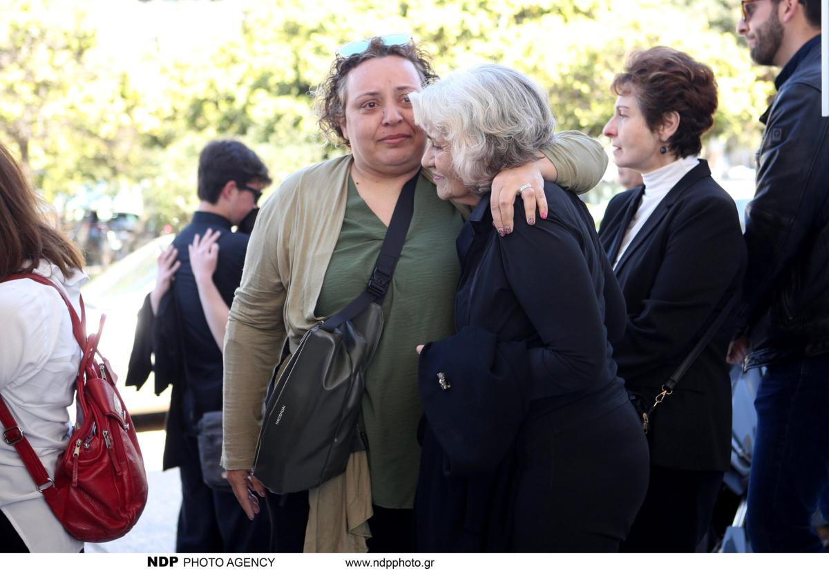 Θεανώ Φωτίου: Συντετριμμένη στην κηδεία του γιου της – Με δάκρυα στα μάτια ο 17χρονος γιος του Βασίλη Ρίζου 14 img 9362 scaled