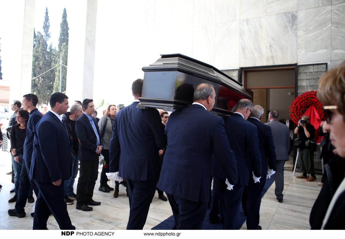 Θεανώ Φωτίου: Συντετριμμένη στην κηδεία του γιου της – Με δάκρυα στα μάτια ο 17χρονος γιος του Βασίλη Ρίζου 15 img 9363 scaled