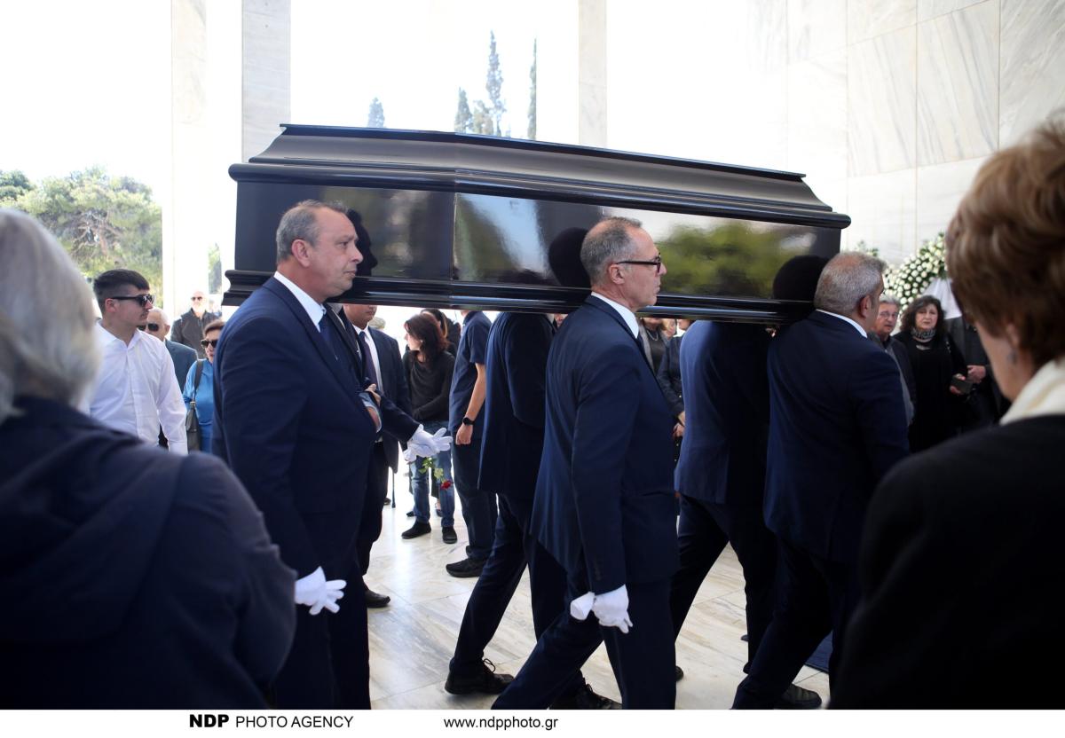 Θεανώ Φωτίου: Συντετριμμένη στην κηδεία του γιου της – Με δάκρυα στα μάτια ο 17χρονος γιος του Βασίλη Ρίζου 16 img 9364 scaled